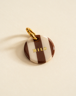 Médaille pour chien personnalisée Cinnamon Rolls, rayures caramel et beige, prénom en lettres dorées