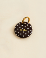 Médaille pour chien personnalisée Cookie Break, pois blancs sur fond marron chocolat, prénom en lettres dorées