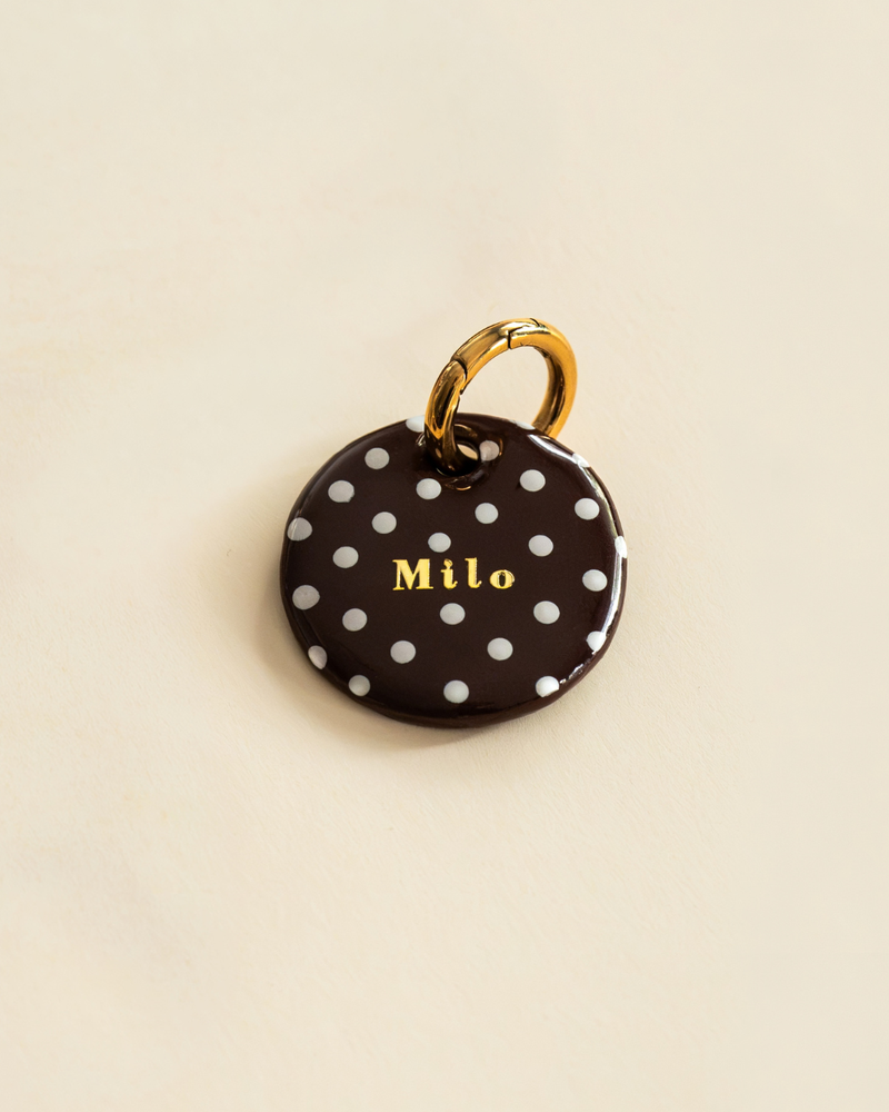 Médaille pour chien personnalisée Cookie Break, pois blancs sur fond marron chocolat, prénom en lettres dorées