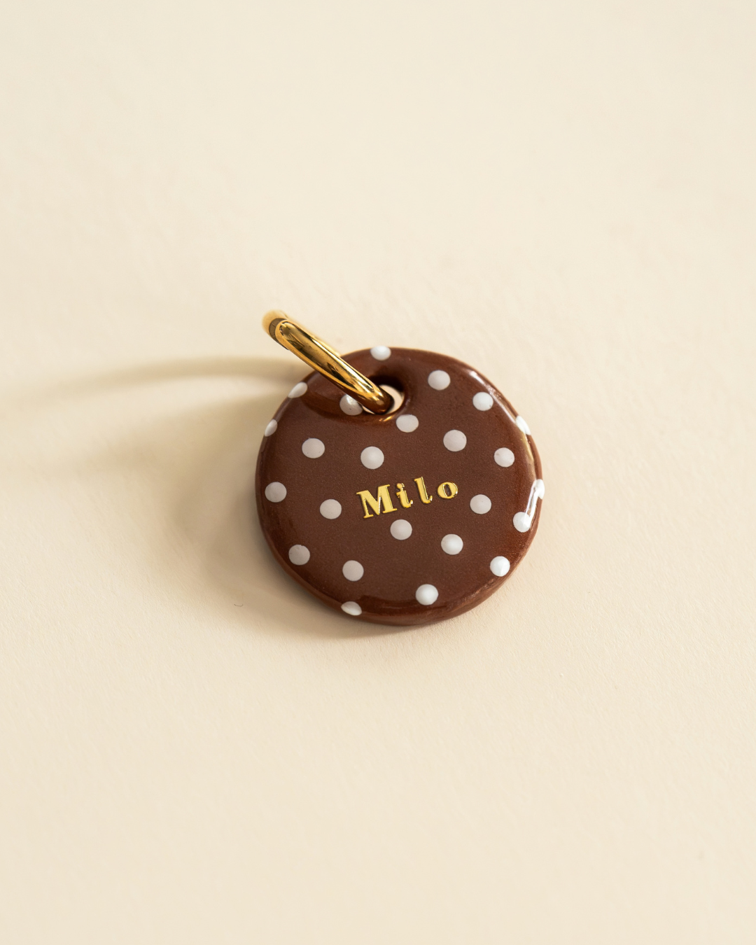 Médaille pour chien personnalisée Pumpkin Spice, pois blancs sur fond caramel, prénom en lettres dorées
