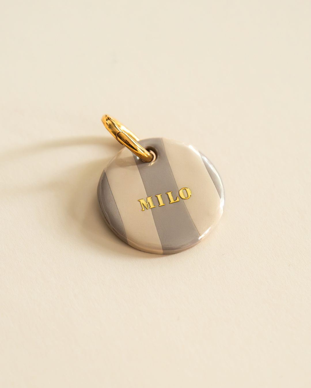 Médaille pour chien personnalisée Quiet Streets, rayures beige et taupe, prénom en lettres dorées