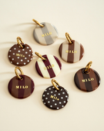 Collection Slow Season de médailles pour chien personnalisées Milouch Studio, rayures et pois caramel, chocolat, bordeaux et crème