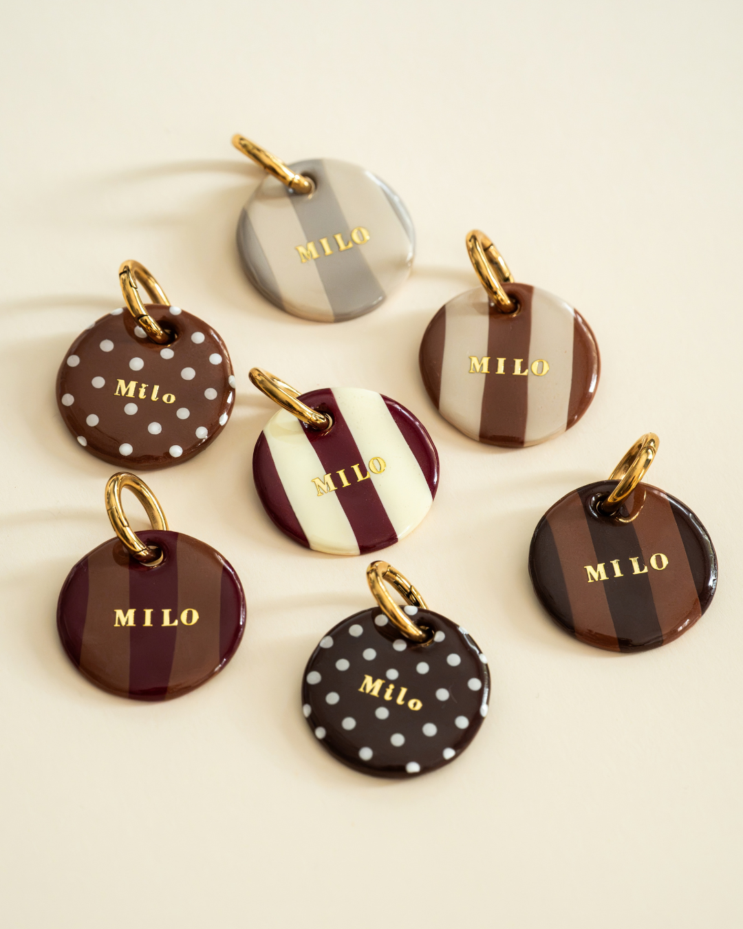 Collection Slow Season de médailles pour chien personnalisées Milouch Studio, rayures et pois caramel, chocolat, bordeaux et crème